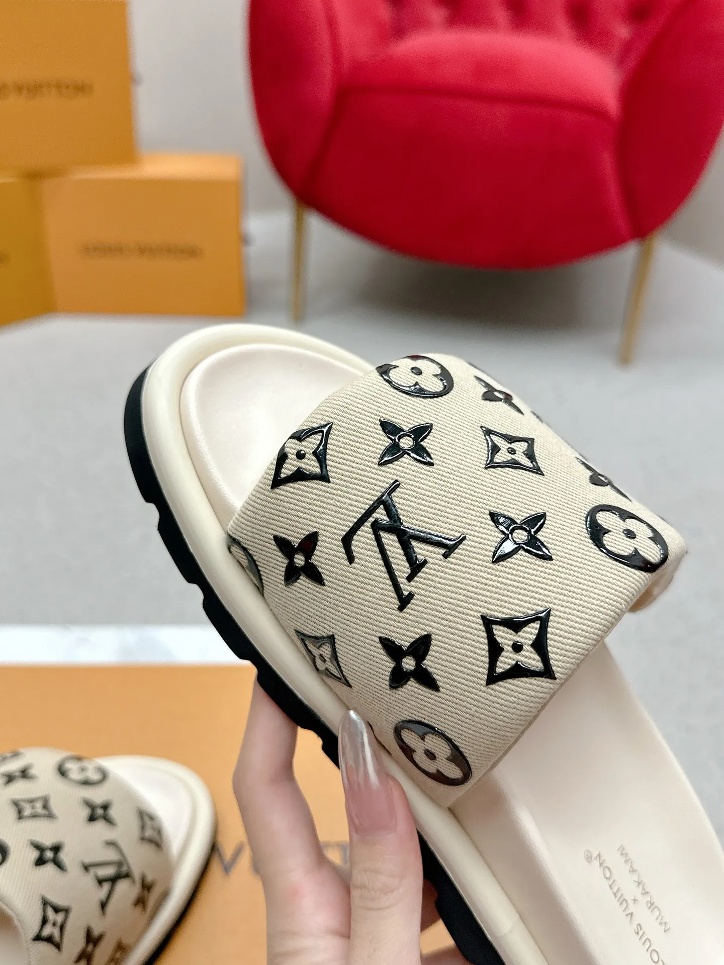 👟👟Ex-factory price 420👟👟 LV Louis Vuitton Full of high-end feel! A popular model among bloggers at home and abroad, it’s retro and fashionable and looks amazing on your feet! Mainly recommended model on the official website★ ━━━━━ ЅᏇєєt ━━━━━ ▪️Upper: original calfskin ➕5D printing process ▪️Inner: imported mixed sheepskin ▪️Outsole: original molded foam outsole ▪️Size: Female 35-40 Men's 39-44 (women's 41 men's 45)